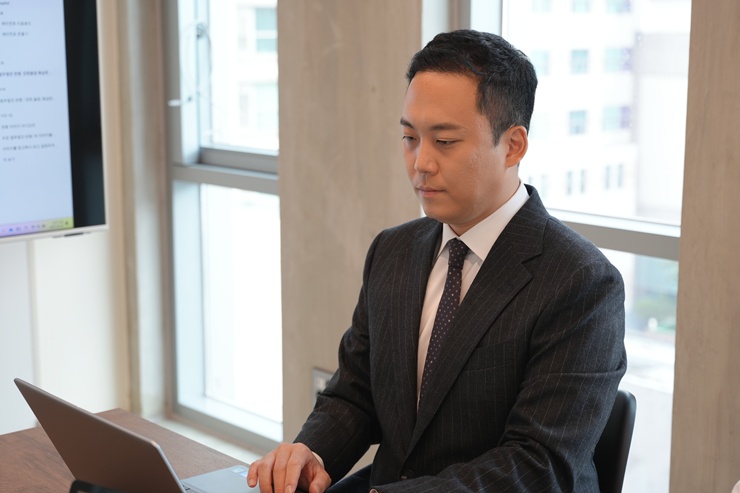 의뢰인의 사건을 검토하고 있는 유선종 대표변호사